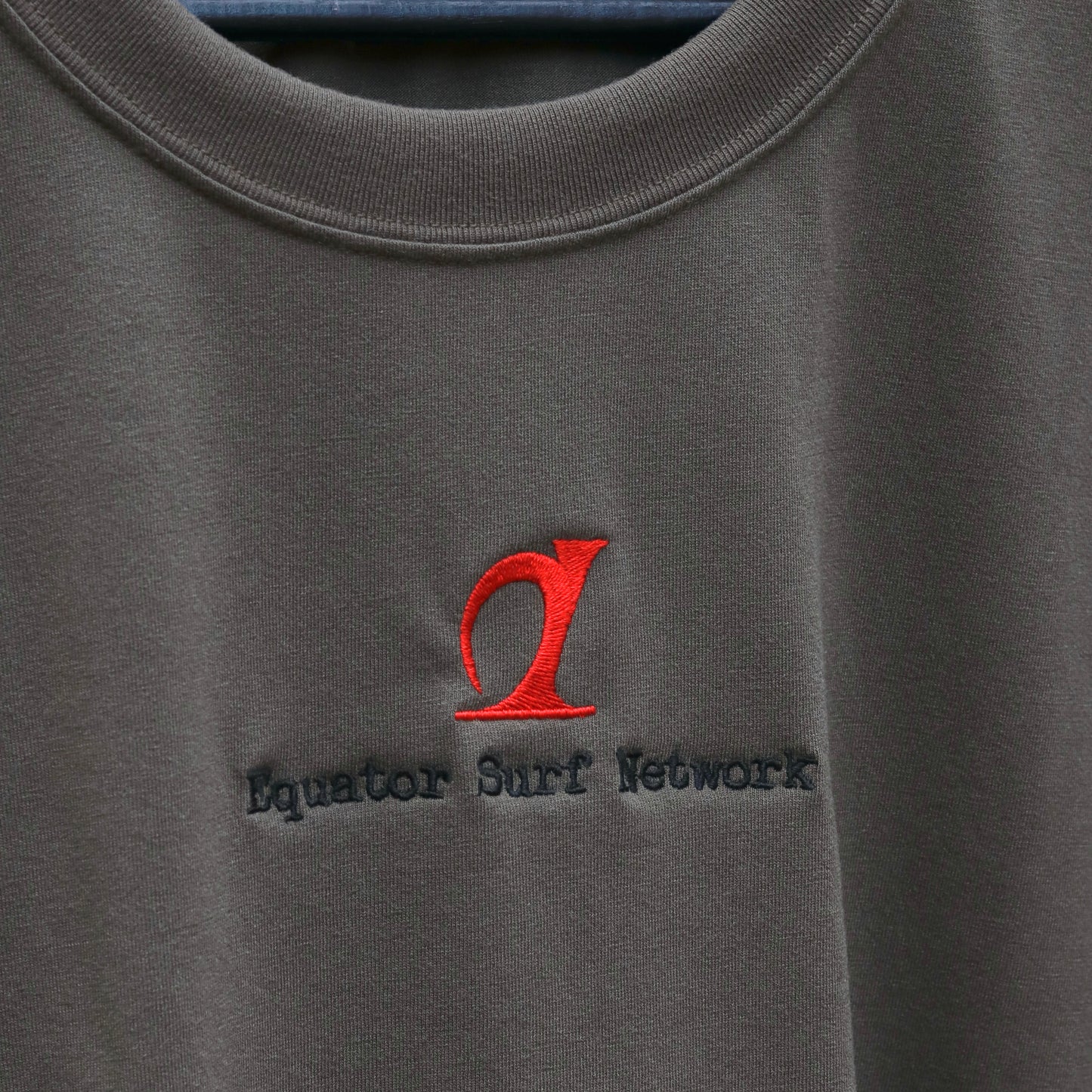 A-frame ロングTシャツ BRING Material リサイクル・ポリエステル オリーブ ロゴTシャツ